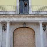 ...e da quattro colonne doriche che reggono il balcone superiore. Sul secondo, che si innesta su un cornicione con triglifi e metope, si aprono tre finestre architravate